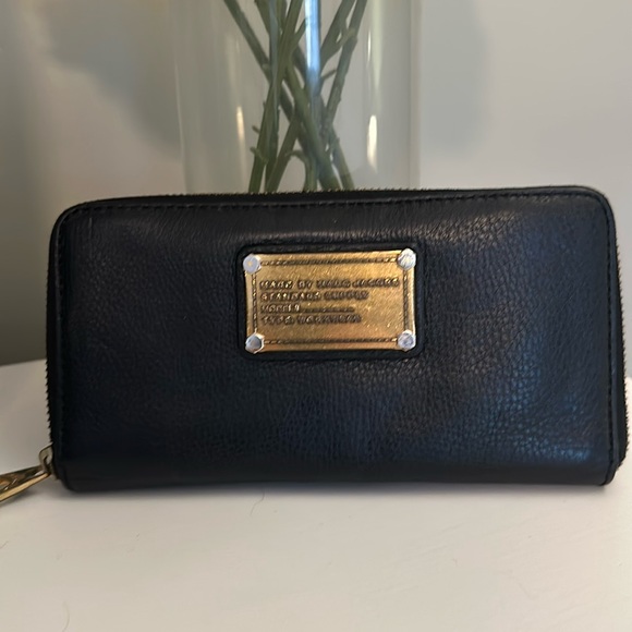 Marc Jacobs black leather zip around wallet - Picture 1 of 3